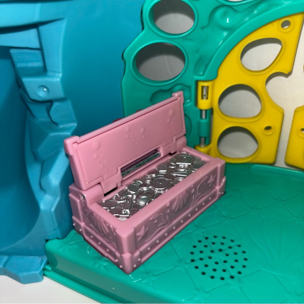 Fisher-Price Little People Disney Ariel Undersea Castle Playset Ariel’s Grotto - Picture 8 of 13